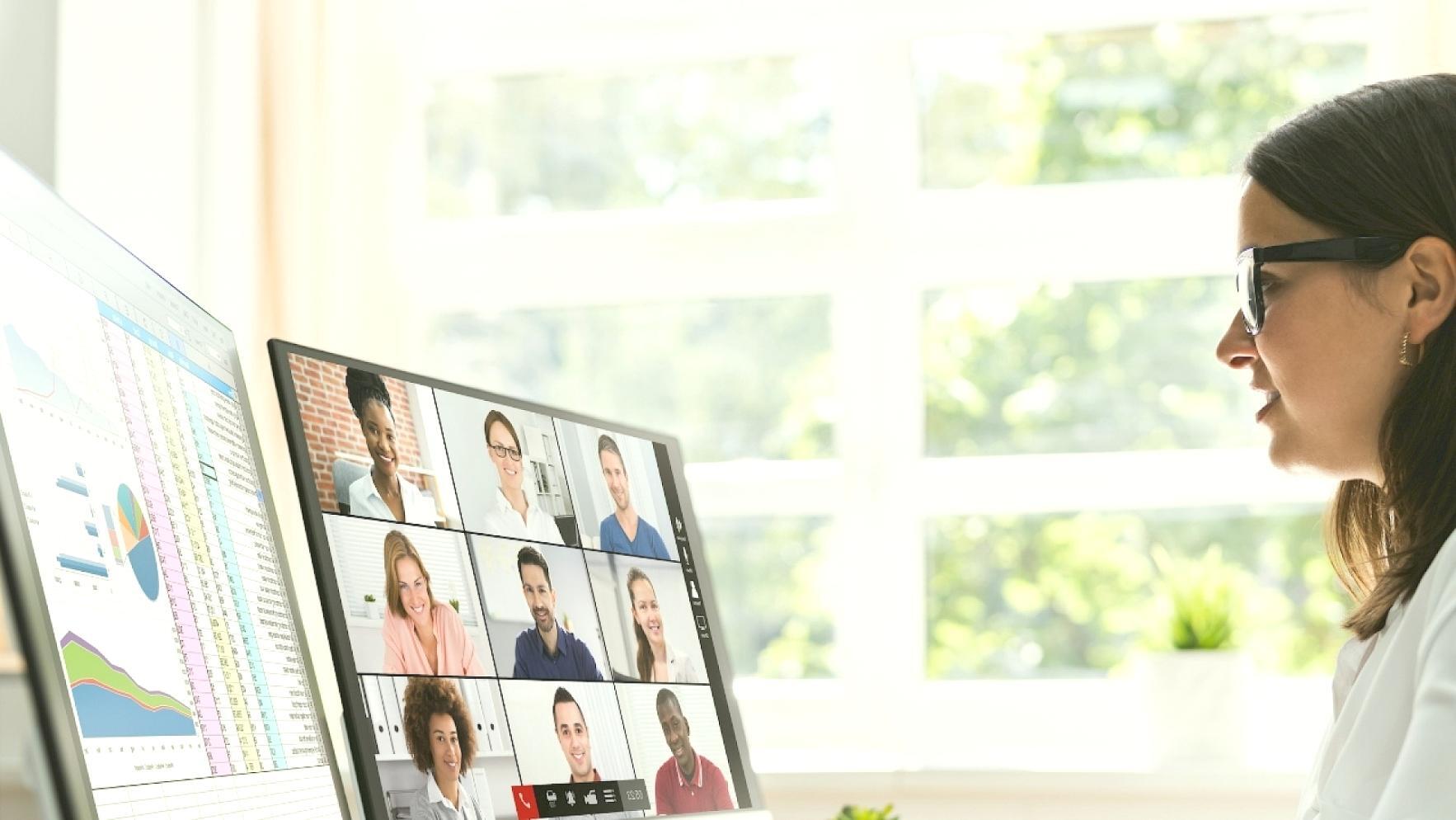 Espace de travail collaboratif avec ordinateurs